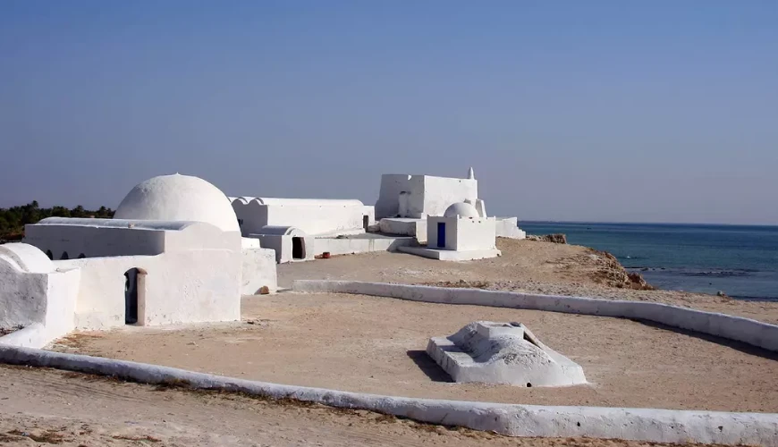 Djerba en Famille : Les Avantages de Louer un Véhicule Spacieux avec Rania Rent Car